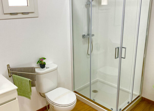 Maison mobile T3 de 100 m² – Style traditionnel avec 3 chambres, 2 salles de bain et terrasse bois – Image 5