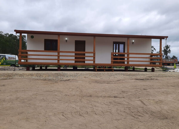 Maison mobile T2 de 72 m² – 2 chambres, style traditionnel avec terrasse bois – Image 4