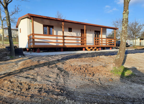Maison mobile T3 de 72 m² – 3 chambres, 2 salles de bain, style traditionnel avec terrasse bois – Image 3