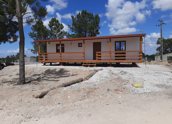 Maison mobile T3 de 72 m² – 3 chambres, 2 salles de bain, style traditionnel avec terrasse bois – Image 4