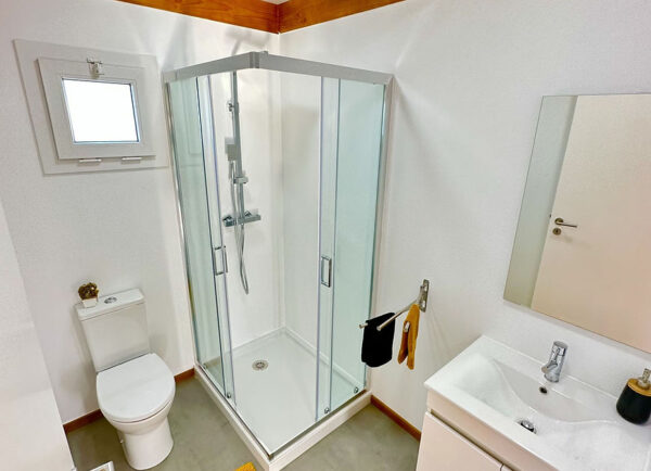 Maison modulaire moderne T4 – 171 m² – 4 chambres, 3 salles de bain, terrasse bois – Design ouvert & lumineux – Image 12