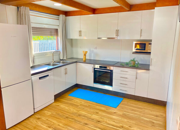 Maison modulaire T4 en bois 193 m² – 4 chambres, 3 salles de bain, garage et terrasse – Style moderne – Image 2