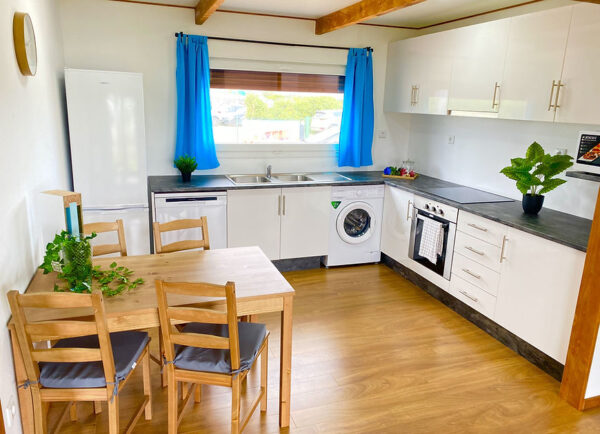 Maison mobile T3 de 100 m² – Style traditionnel avec 3 chambres, 2 salles de bain et terrasse bois – Image 9