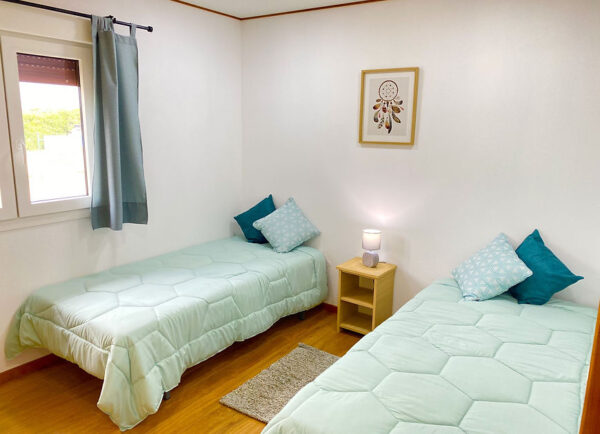 Maison mobile T3 de 100 m² – Style traditionnel avec 3 chambres, 2 salles de bain et terrasse bois – Image 3