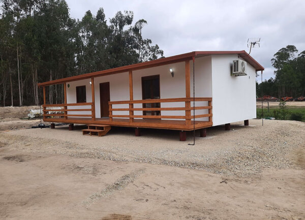 Maison mobile T2 de 72 m² – 2 chambres, style traditionnel avec terrasse bois