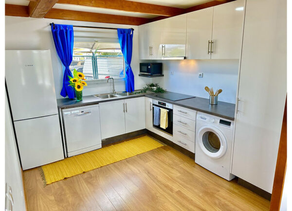 Maison modulaire moderne T4 – 171 m² – 4 chambres, 3 salles de bain, terrasse bois – Design ouvert & lumineux – Image 9