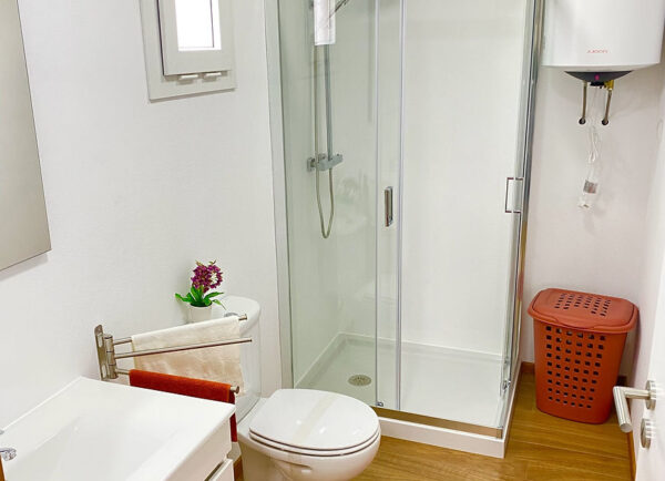 Maison mobile T3 de 100 m² – Style traditionnel avec 3 chambres, 2 salles de bain et terrasse bois – Image 6