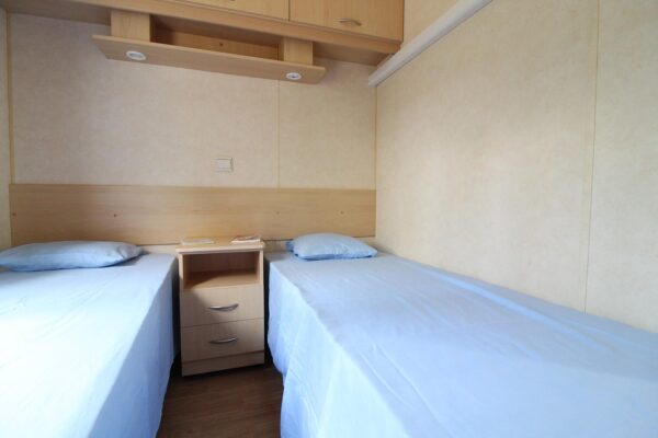 Maison Mobile T3 MT3NC – 3 chambres – 6 personnes – 8,60 x 3,70 m – Chauffage pompe à chaleur – Mobilier inclus – Image 12