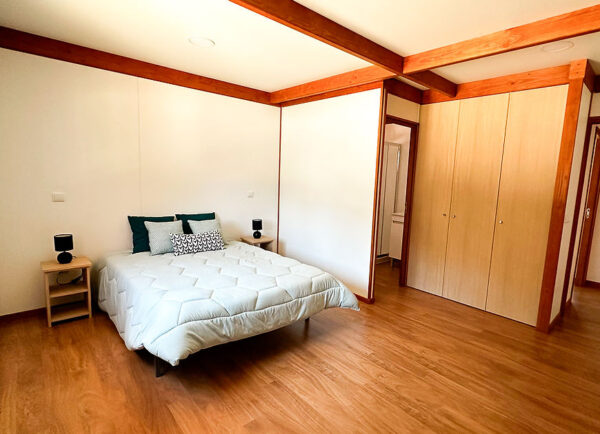 Maison modulaire T3 en bois – 125 m² – 3 chambres, 2 salles de bain, style rustique – Image 4