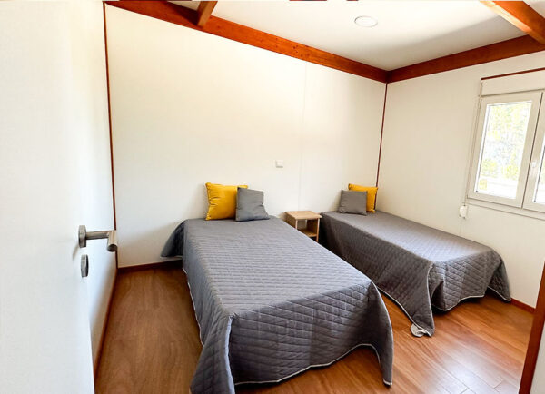 Maison modulaire T3 en bois – 125 m² – 3 chambres, 2 salles de bain, style rustique – Image 7