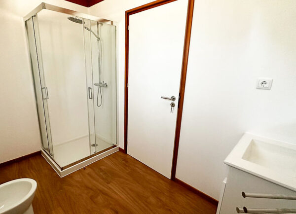 Maison modulaire T3 en bois – 125 m² – 3 chambres, 2 salles de bain, style rustique – Image 6