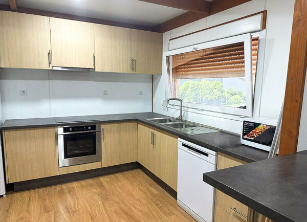 Maison T3 en bois 240 m² – 3 suites, 2 étages, garage – Style rustique – Image 10