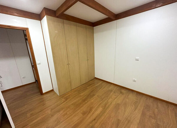 Maison T3 en bois 240 m² – 3 suites, 2 étages, garage – Style rustique – Image 8
