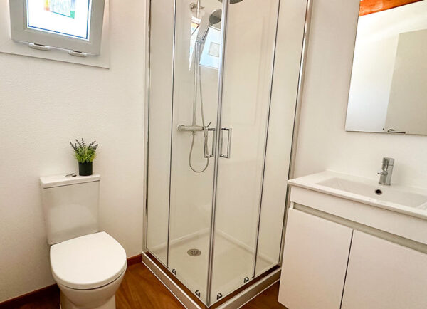 Maison modulaire T3 en bois – 125 m² – 3 chambres, 2 salles de bain, style rustique – Image 3