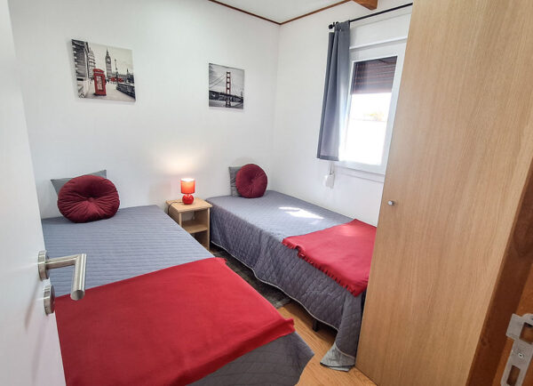 Maison mobile T2 de 54 m² – 2 chambres, style traditionnel avec terrasse bois – Image 5
