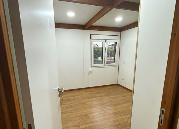 Maison T3 en bois 240 m² – 3 suites, 2 étages, garage – Style rustique – Image 9