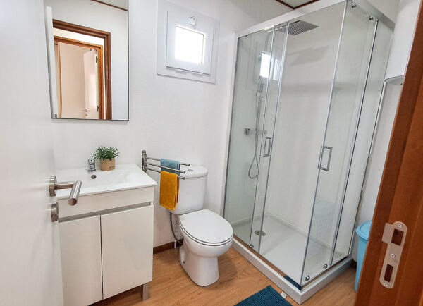 Maison mobile T2 de 54 m² – 2 chambres, style traditionnel avec terrasse bois – Image 4