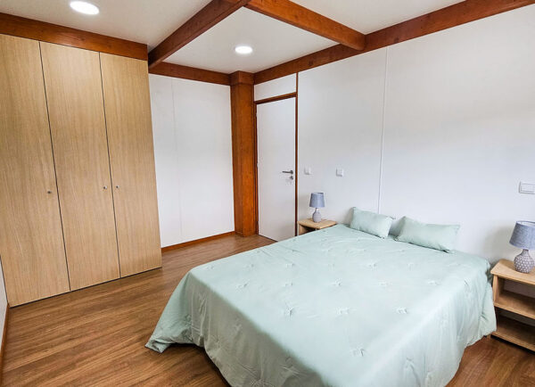 Maison modulaire T2 en bois – 92 m² – 2 chambres, style rustique chaleureux – Image 5