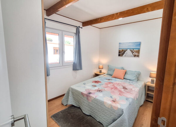 Maison mobile T1 de 33 m² – 1 chambre, style traditionnel avec terrasse bois – Image 4