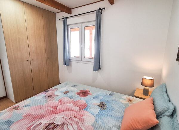 Maison mobile T1 de 33 m² – 1 chambre, style traditionnel avec terrasse bois – Image 3