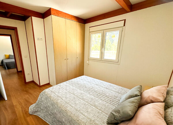 Maison modulaire T3 en bois – 125 m² – 3 chambres, 2 salles de bain, style rustique – Image 9